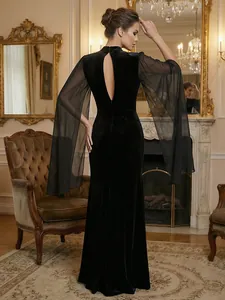 Detalle de espalda de vestido largo de terciopelo negro con mangas de malla para fiestas.