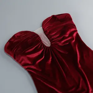 Primer plano de vestido palabra de honor en terciopelo granate con escote de malla