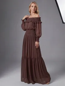 Elegante vestido largo marrón con hombros descubiertos, manga larga y cintura elástica