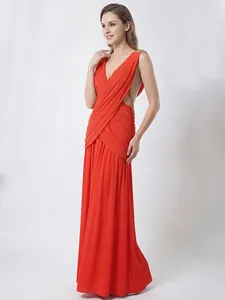 Elegante vestido largo rojo sin mangas con cuello en V y detalles de cadena dorada