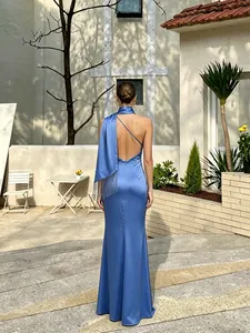 Vista trasera de elegante vestido halter de satén azul con detalle de flecos y espalda