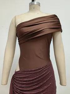 Vista detallada de vestido marrón de un solo hombro con retazos de diamantes