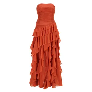 Vestido largo palabra de honor de gasa plisada naranja quemado con volantes a capas.