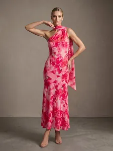 Vista de cuerpo entero de un vestido maxi floral rosa de un hombro con bufanda drapeada.