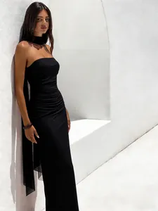 Elegante vestido de noche negro sin tirantes con un detalle de cinta de encaje largo y delicado