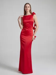 Elegante vestido largo de satén sin espalda con exquisitos detalles florales al hombro.