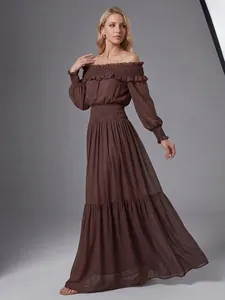 Vista completa de un vestido largo marrón con hombros descubiertos y elegantes detalles fruncidos.