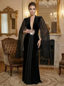 Elegante vestido de noche de terciopelo negro con escote en V y mangas capa de malla.