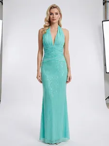 Vestido largo turquesa con lentejuelas, cuello en V profundo y detalles fruncidos
