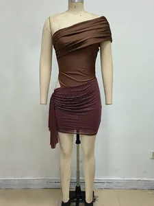 Vista detallada de minivestido asimétrico para mujer con falda de diamantes de imitación