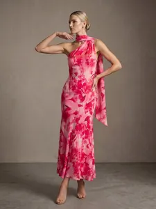 Vestido largo de flores rosas de un hombro con elegante detalle de chal, vista completa.