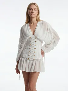 Vestido corto sexy blanco con cuello en V, malla plisada y cintura corsé