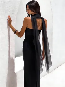 Elegante vestido de noche palabra de honor negro con largos lazos de malla transparente.