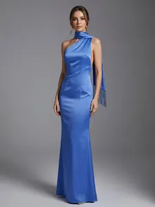 Elegante vestido largo de satén azul real con cuello halter y detalle de flecos