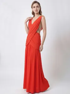Elegante vestido maxi rojo con cuello en V, diseño cruzado y detalles cut-out