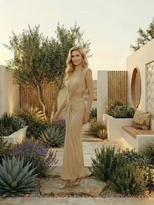 Elegante vestido largo sin mangas de cuello alto con aberturas en la cintura y nudo