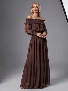 Elegante vestido largo marrón con hombros descubiertos y mangas largas para mujer