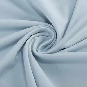 Detalle de primer plano de la textura de tela azul claro con elegante drapeado en espiral y pliegues