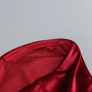 Primer plano del escote del vestido de terciopelo burdeos con tira de silicona antideslizante