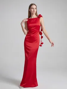 Elegante vestido largo de satén rojo con detalle único de rosa en 3D y corte ajustado