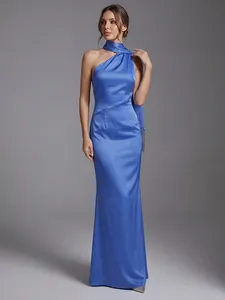 Elegante vestido de satén azul real con cuello halter, detalle de cinta y hombro