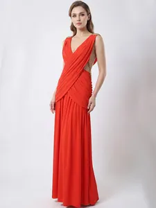 Elegante vestido largo rojo sin mangas con escote en V profundo y detalle de corpiño.