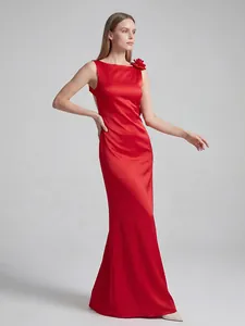 Elegante vestido largo de satén rojo con detalle de flor en el hombro y espalda al aire.