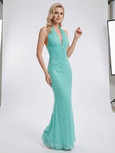 Vista detallada de vestido de lentejuelas turquesa con cuello halter y escote en V profundo