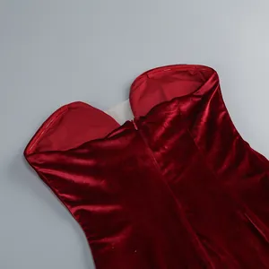 Detalle de primer plano de un vestido palabra de honor en terciopelo rojo vino con cremallera