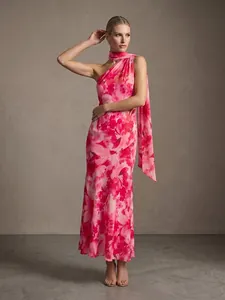 Elegante vestido largo de flores rosas con un hombro y detalle de bufanda a juego.