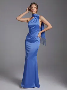 Vista detallada de un elegante vestido largo de satén azul con cuello halter y flecos