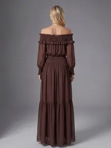 Vista trasera de un vestido largo marrón con hombros descubiertos, volantes y mangas largas
