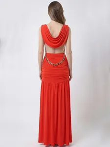 Vista trasera de un vestido rojo largo de vacaciones con espalda abierta y cadena dorada