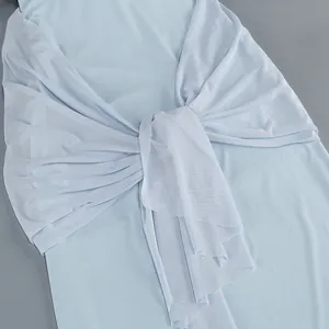 Vista detallada de un vestido azul claro con hombros descubiertos, nudo y cinta elegante