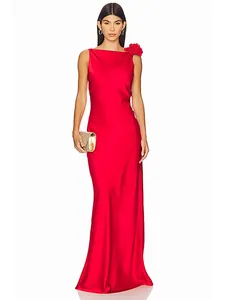 Elegante vestido de noche largo en satén rojo con flor 3D en el hombro y corte entallado.