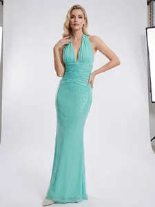 Elegante vestido largo verde agua con cuello halter, lentejuelas y cintura plisada.