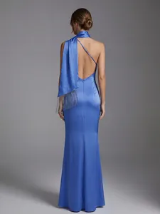 Vista trasera de un elegante vestido largo azul sin espalda con cuello halter y flecos chic