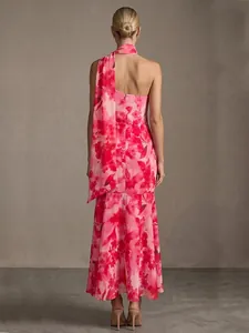 Vista posterior de un vestido maxi floral rosa con cuello halter y detalle de banda.
