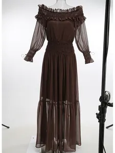 Elegante vestido maxi marrón con hombros descubiertos, cintura elástica y volantes finos