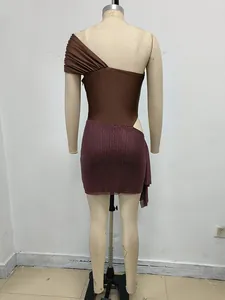 Vista trasera de un vestido corto sexy de un hombro con abertura y detalles pedrería