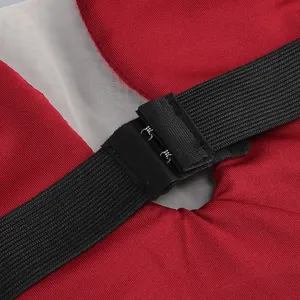 Primer plano del cierre de corchete y la correa elástica en un vestido de gala rojo.