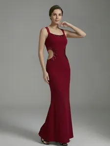 Vestido de noche burdeos con recortes de lentejuelas y silueta de sirena cuerpo entero.