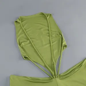 Primer plano de un vestido halter verde aguacate con detalles calados y tirantes finos.