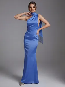 Elegante vestido largo de satén azul con cuello halter, espalda al aire y flecos.