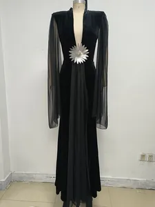 Vista detallada de las mangas de malla transparente y aplique floral en vestido de terciopelo