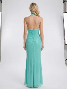 Vista posterior de un vestido largo turquesa con lentejuelas y cuello halter