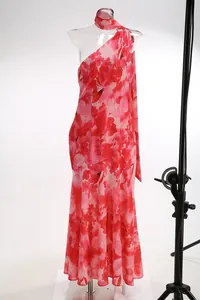 Primer plano detallado del diseño de un solo hombro de un vestido largo floral rosa