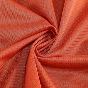 Primer plano de tela de gasa plisada naranja vibrante con textura de tejido fino