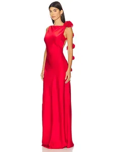 Vestido largo rojo sin espalda con detalles florales 3D para la primavera