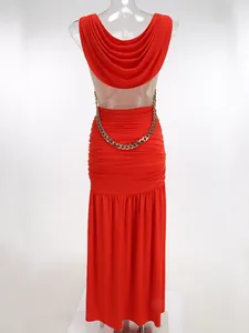 Vista trasera de un vestido largo rojo con cadena dorada y espalda abierta sexy.